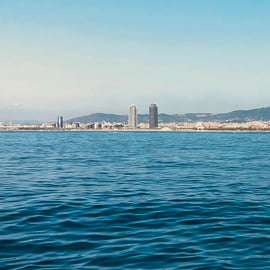 Barcelona: Passeio de barco pela costa com snacks e cava