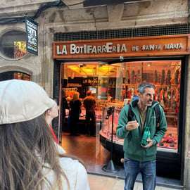 Barcelona: Street Food & Sightseeing Tour with Local Market
