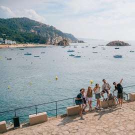 Barcelona: Dagtrip Montserrat, Girona & Costa Brava met gids