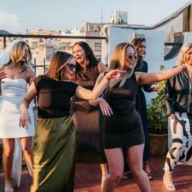 Salsales op een dakterras in Barcelona met sangria
