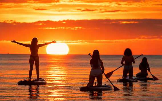 Napfelkelte-paddleboardozás Barcelonában: oktatóval, fotókkal