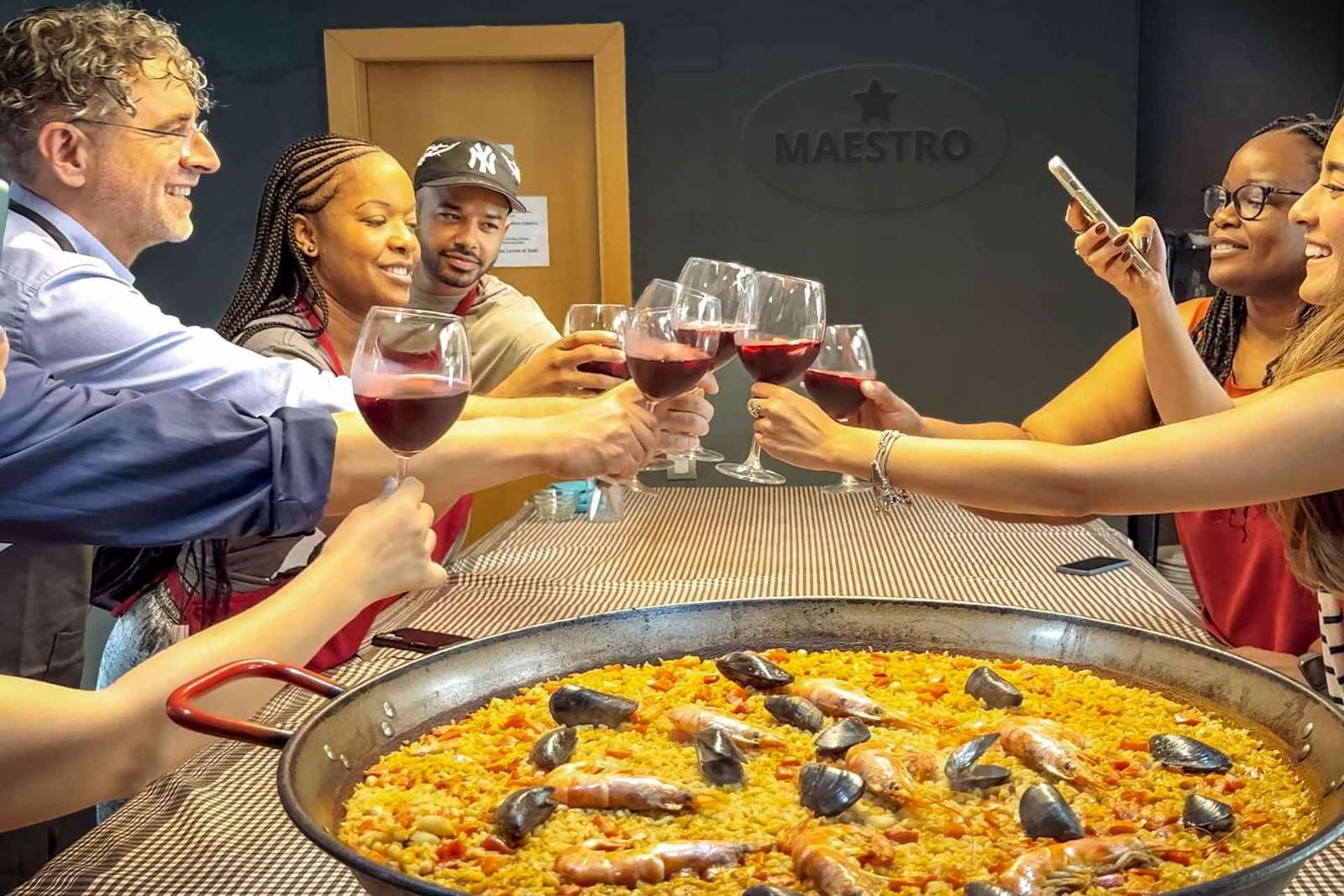 Barcelona: Seafood Paella ★Maestro★ & Tapas & Sangria