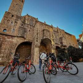 Tour in bici o e-bike a Barcellona tra Gaudí e Quartiere Gotico
